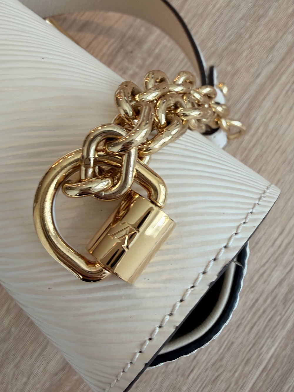 Louis Vuitton Ivory Chain Shoulder Crossbody Bag - Picture 10 of 11